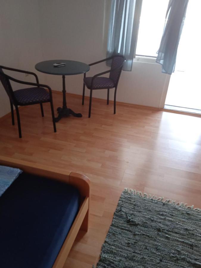 Apartment And Rooms Barbaric نيوم المظهر الخارجي الصورة